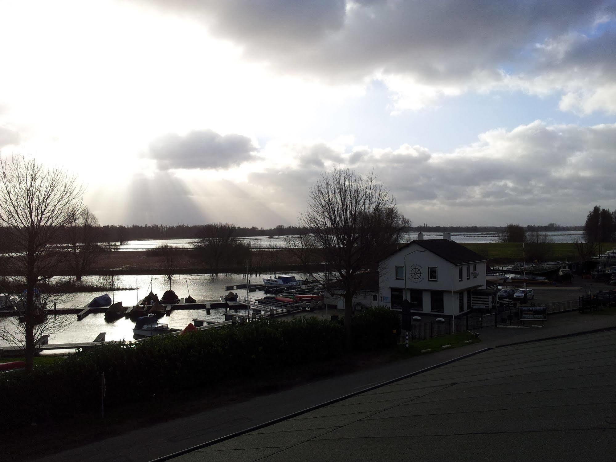 De Brabantse Biesbosch Hotel Werkendam Екстериор снимка